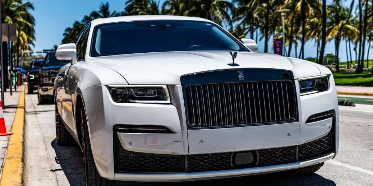 Rolls-Royce Ghost vs Phantom: How to Choose the Right Sedan for You